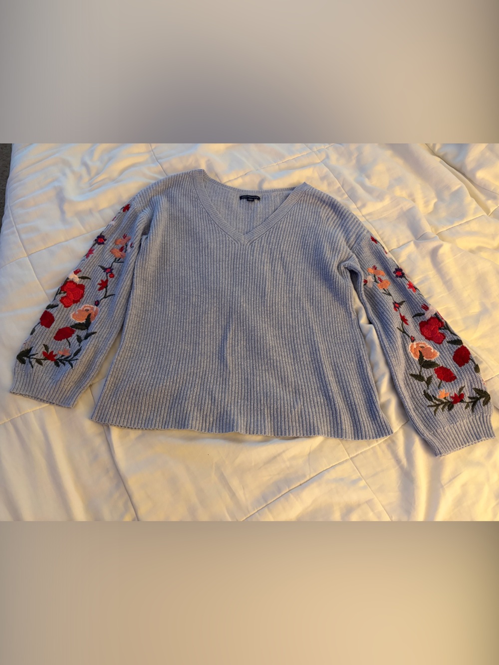 American Eagle Embroidered Floral Sleeve V Neck Knit Boho Sweater Size Medium